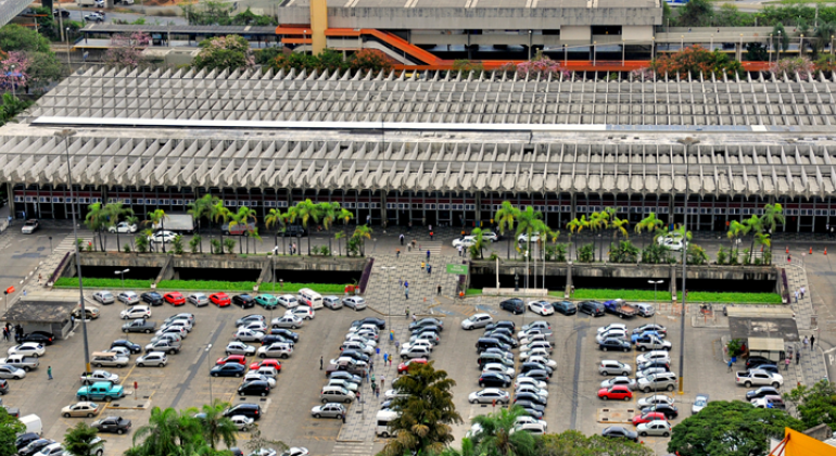 Fachado do Terminal Rodoviário Governador Israel Pinheiro - TERGIP, durante o dia.