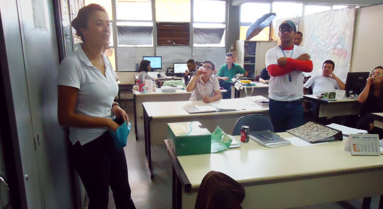 Cinco funcionários da Coordenadoria de Atendimento Regional Venda Nova em sala da Prefeitura.