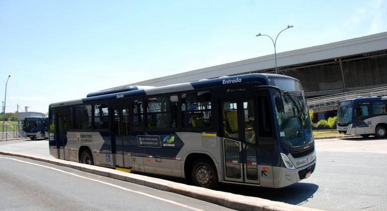 ônibus da nova frota parado