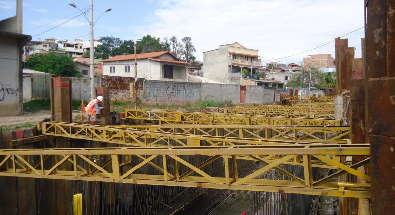 Obras de prevenção a enchentes no Barreiro já têm as vigas das galerias em construção