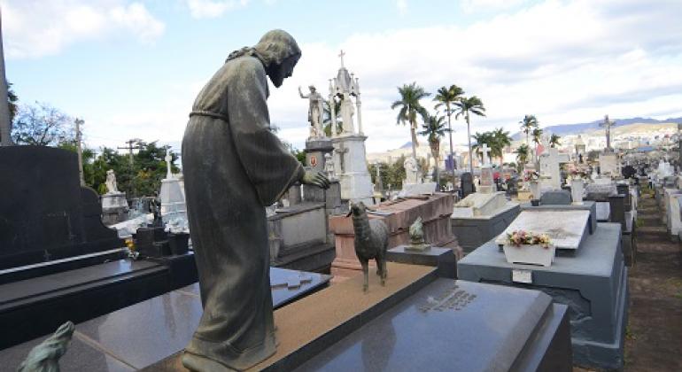 Escultura em túmulo no Cemitério do Bonfim