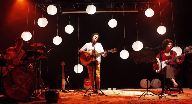 No Palco, o músico Ricardo Ulpiano, de violão, e seus músicos apresentam o show "Por que calar?"