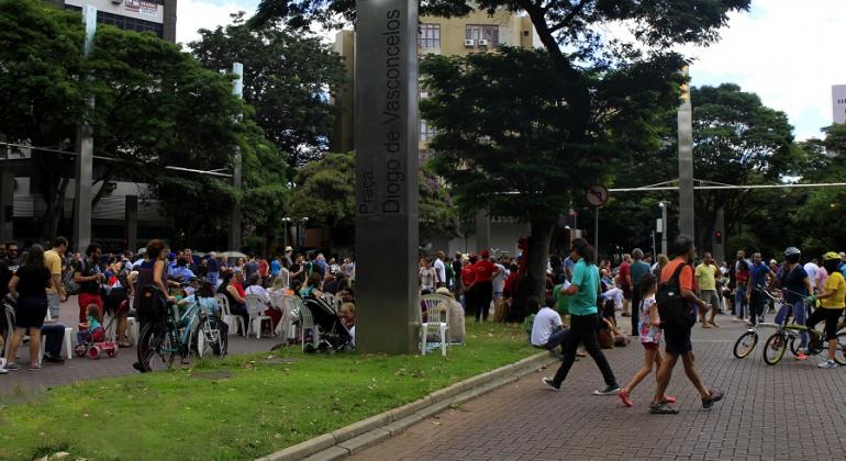 Mais de trinta pessoas andando em uma edição do projeto "A Savassi é da Gente" , em um domingo.