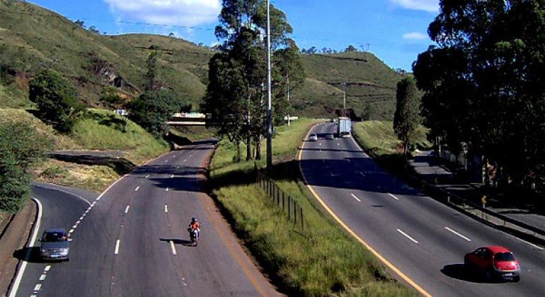 Poucos carros e uma moto transitam no Anel Rodoviário durante o dia. 