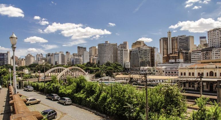 Imagem de Belo Horizonte , cm viata do viaduto Santa Tereza, durante o dia. 