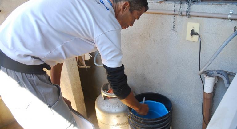 O trabalho de Vigilância em Saúde será apresentado em conferência na terça, dia 7 de novembro, em Campo Grande, Mato Grosso do Sul. Foto: Mara Damasceno/PBH Agente comunitário de saúde realiza conferência de vasilhas, possíveis focos de reprodução do mosquito da dengue