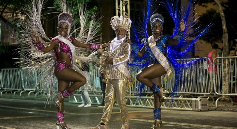 Prefeitura está com inscrições abertas para a Corte Momesca até sexta-feira, dia 24 de novembro; premiação chega a 12 mil. Foto: Juilia Lanari/PBH Rainha e princesa do Carnaval de Belo Horizonte 2017 dançam ao lado de Reim Momo.