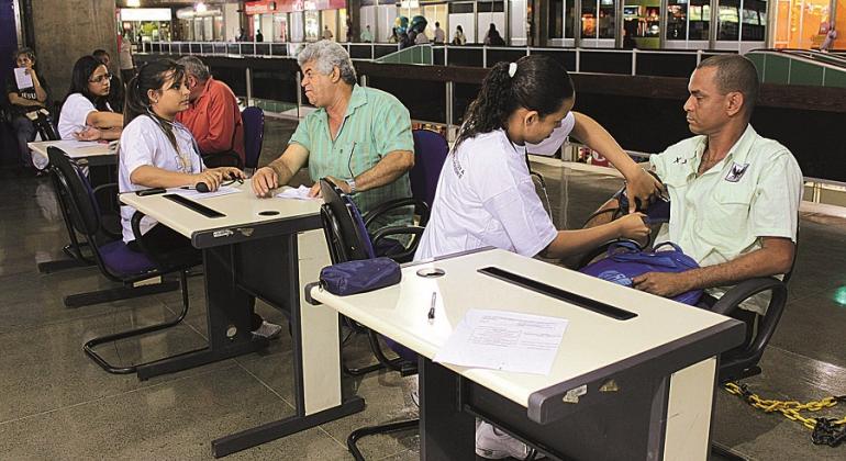 Cidadãos verificam pressão e checam dados de saúde na Rodoviária. 