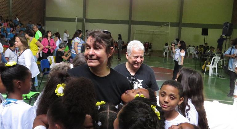 O músico Lô Borges entre as crianças de escola municipal.