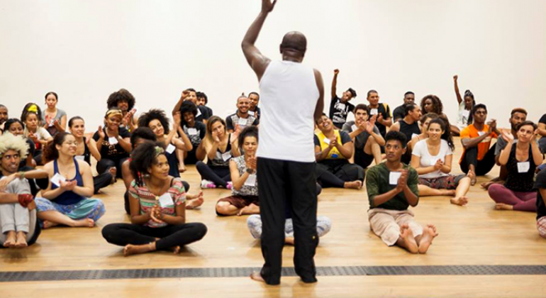 Alunos Centro de Referência da Juventude se aquecem para realizar apresentações artísticas.