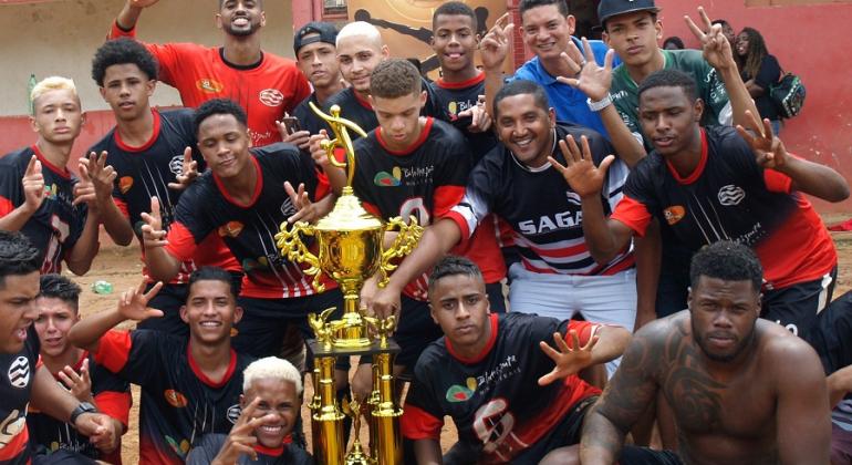 Mais de 11 garotos do time Saga comemoram o título juvenil da 20ª Copa Centenário.