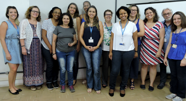 Treze funcionários da PBH posando para foto durante reunião do grupo de trabalho e Promoção da Saúde - Pampulha.