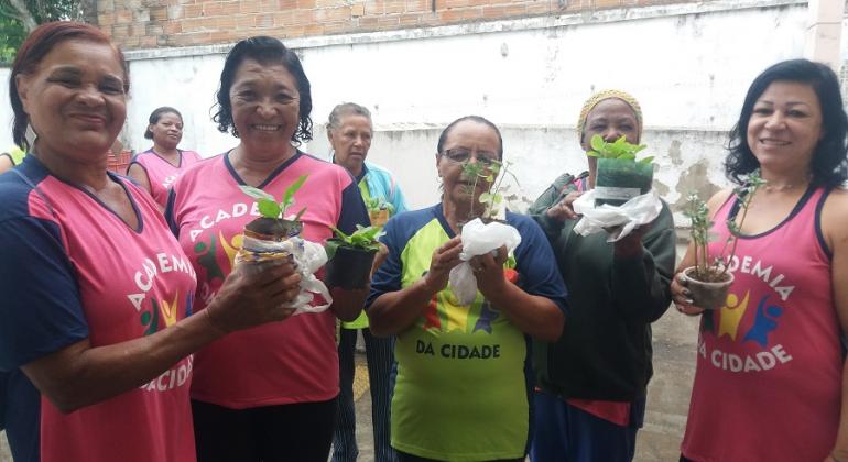 Sete alunas da Academia da Cidade Confisco partipam de encontro sobre plantas alimentícias não convencionais.