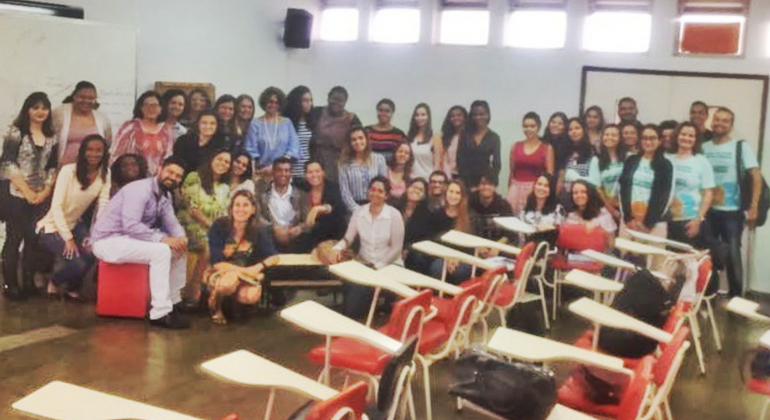 Mais de vinte graduandos da UFMG que apresentaram projetos na 1ª Mostra Programa de Educação pelo Trabalho para a Saúde