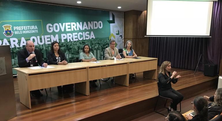 Mesa da posse do do Conselho Municipal dos Direitos da Pessoa com Deficiência (CMDPD): Luiz Vilani, diretor de Políticas para a Pessoa com Deficiência; Maíra Colares, secretária municipal de Assistência Social, Segurança Alimentar e Cidadania; Ana Paula Siqueira, secretária interina de Governo; Leonardo José de Matos, representante da nova gestão do CMDPD; ex-presidente do Conselho, Cláudia Maria Vico. À frente, de pé, tradutora de libras. 