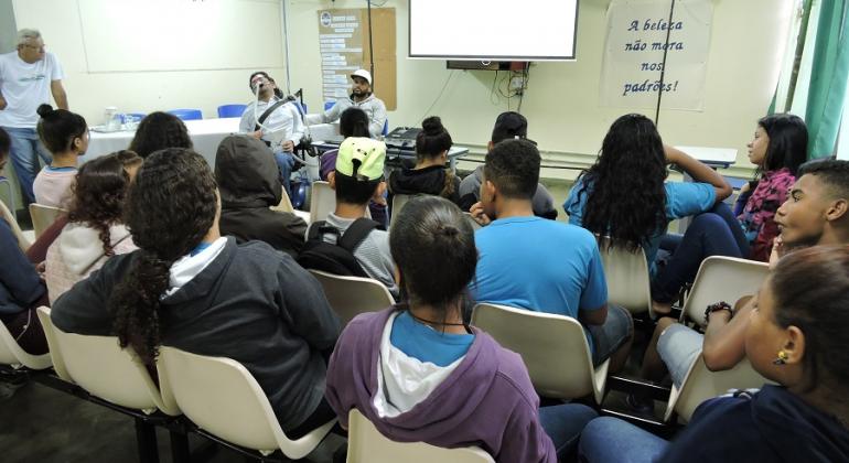 Escritor Pedro Muriel faz palestra para estudantes na Escola Municipal Anne Frank.