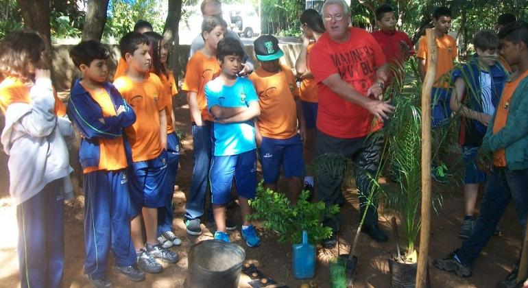 Instrutor fala sobre plantas para crianças no Espaço Ambiental Venda Nova. Foto ilustrativa