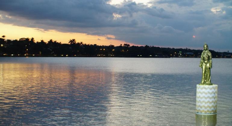 Estátua dourada de Iemanjá, reformada, na Lagoa da Pampulha.