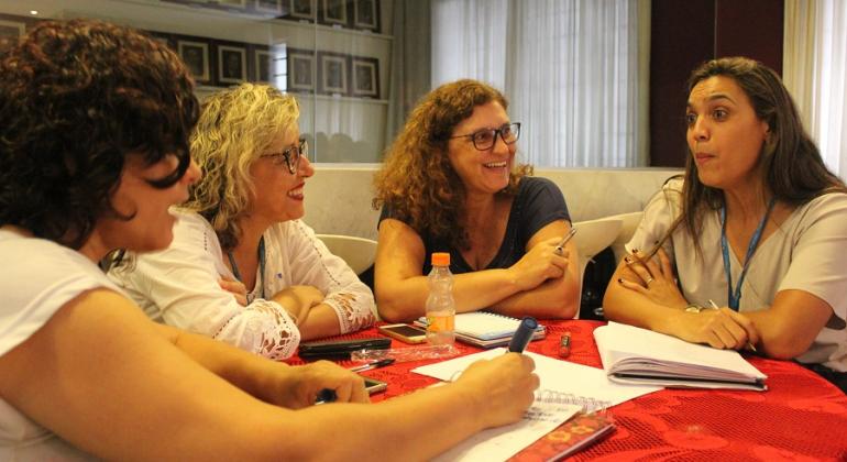 Quatro mulheres que fazem parte do Grupo de Trabalho para a construção do Plano Municipal do Idoso: Jucilene Carneiro Moreira, coordenadora do serviço de proteção social especial para pessoas com deficiência, idosos e suas famílias da SMASAC; Nádia Sueli, representante da Coordenadoria de Atendimento Regional Venda Nova Jeaninne Lima - representante da Diretoria Regional de Saúde Venda Nova; Silvânia de Souza Gomes, representante da Diretoria Regional de Saúde Pampulha.