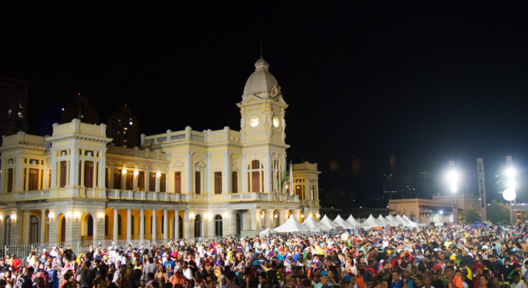 Mais de duzentas pessoas assistem a show na Praça da Estação.