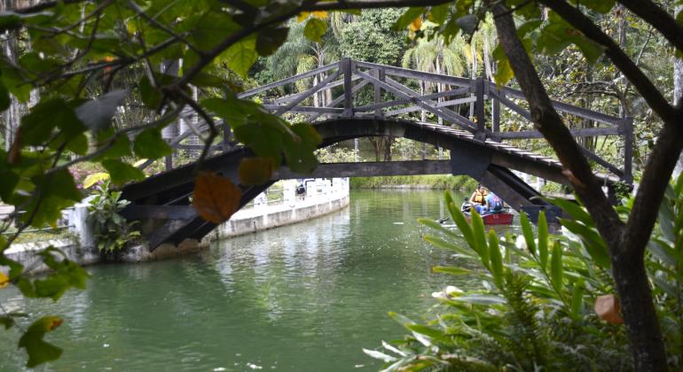 Barco navega em lago no Parque Municipal de Belo Horizonte