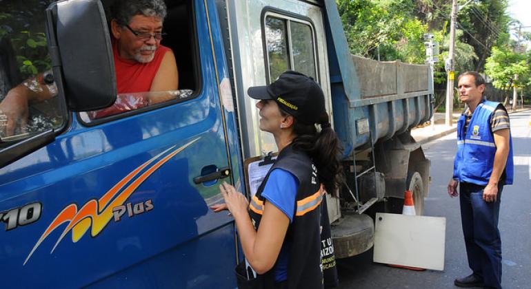 Fiscal da prefeitura aborda caminhoneiro.