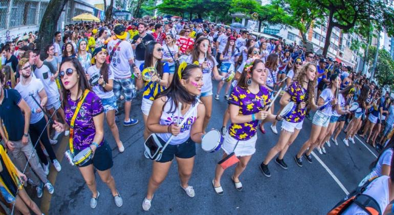 Mais de trinta pessoas do bloco carnavalesco Trema na Linguiça nas ruas.