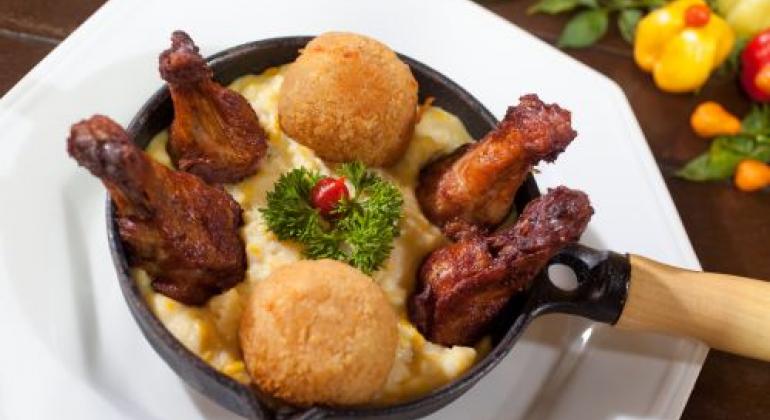 Panelinha de ferro com quatro coxinhas de frango e dois salgadinhos - Prato Chicken Uai, do Bar Kobes, integrante do circuito gastronômico de Carnaval de Bh- Carnaval Gastrô