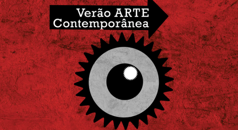 Sob um fundo vermelho, imagem similar a um olho ou lente de câmera em cinza e preto com uma seta preta em cima, apontada para a direita, com os dizeres: Verão Arte Contemporânea.