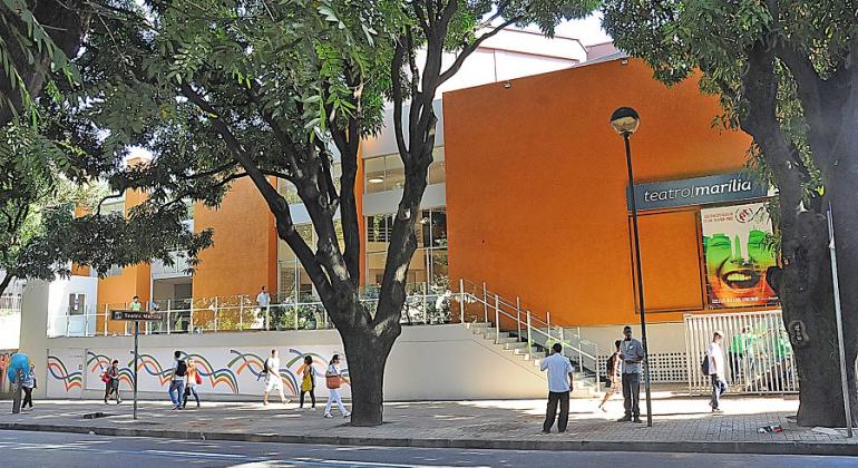 Fachada do Teatro Marília durante o dia.