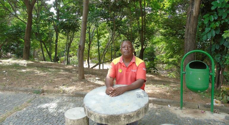 Homem sentado em cadeira à frente de concreto no Parque Jardim Leblon, na região de Venda Nova. 