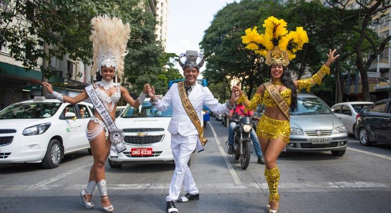 Princesa, Rei e Rainha da Corte Real Momesca do Carnaval de Belo Horizonte 2018 desfilam em frente à carros em rua da capital mineira.