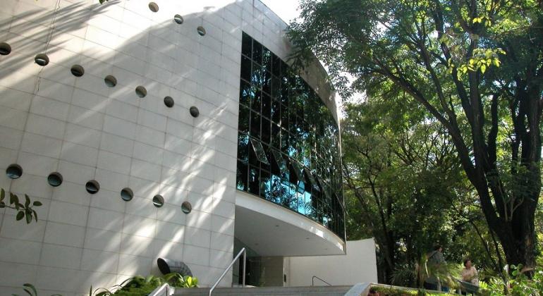 Fachada do Museu Histórico Abílio Barreto durante o dia.