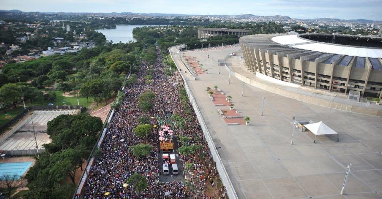 Mais de mil foliões ocupam a avenida ao lado do MIneirão com a apresentação do Monobloco. Ao fundo, Lagoa da Pampulha.