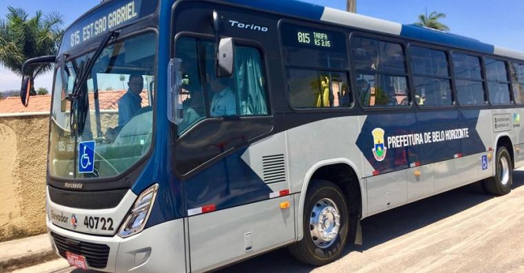 Ônibus do transporte coletivo de Belo Horizonte durante o dia. 