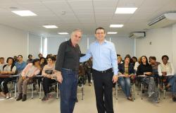 Dr. José Oscar, secretário Gleison Souza e os participantes da palestra.