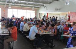 Público almoça no Restaurante Popular de Belo Horizonte.