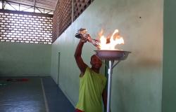 Estudante Guilherme acende a tocha na abertura da 2ª OlimpiEmdo. Foto Acervo EMDO.