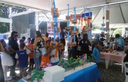 Exposição dos alunos da Escola Integrada em tenda com a presença de mais de quinze pessoas.