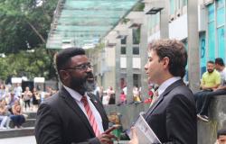 Advogado da OAB orienta cidadão na tenda do Novembro Preto