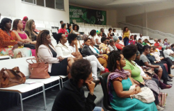 Mais de 30 pessoas sentadas, público presente no Simpósio Ýià, realizado no Centro de Referência da Juventude.
