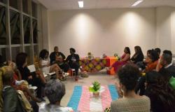 Cerca de 20 pessoas em círculo no Simpósio Ýià - Eixo LGBT
