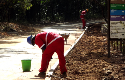 Funcionário constrói rampa de acessibilidade na no Zoológico da FZB-BH.