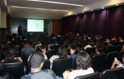 Mais de cem estudantes no auditório da Sede da PBH participando das atividades do Dia do Estagiário