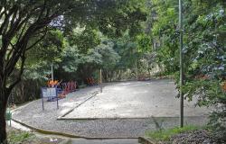 Parque Mosteiro Tom Jobim, com muito verde e equipamentos do Academia da Cidade em com piso de cimento.