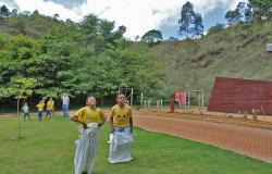 Crianças brincam de corrida do saco no Parque Municipal Serra do Curral.