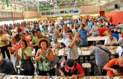 Usuários em restaurante popular de pé, aplaudindo