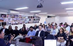 Mais de vinte pessoas sentadas em uma sala, na eleição da vice-presidência do Comtur.