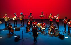 Músicos da Orquestra Ensamble Transatlántico de Folk Chileno em apresentação 