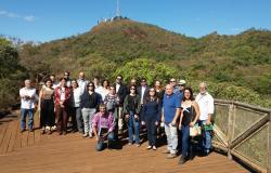 Mais de vinte pessoas, entre membros da Prefeitura e do ICLEI, no mirannte do Mangabeiras. Ao fundo, a Serra do Curral. 